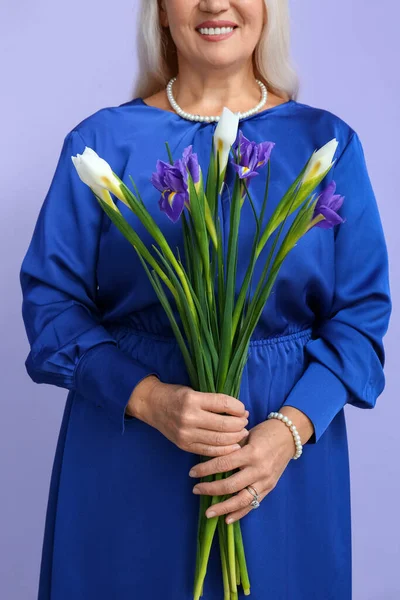 Mujer Madura Con Ramo Flores Iris Sobre Fondo Violeta Celebración — Foto de Stock