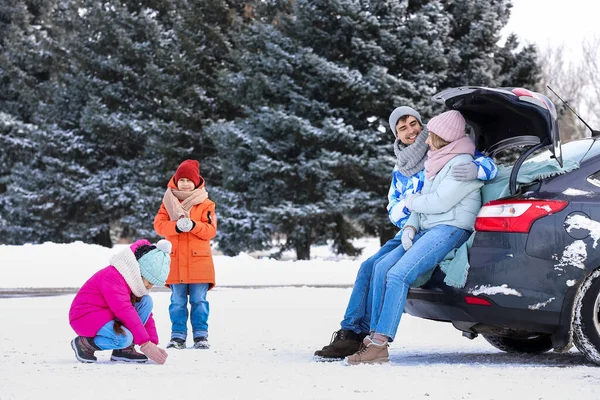 Ouders Met Hun Kleine Kinderen Auto Besneeuwde Winterdag — Stockfoto