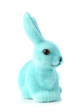 Beyaz arkaplanda Mavi Paskalya tavşanı