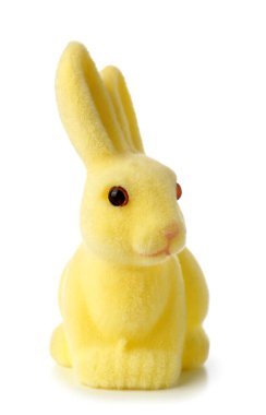 Beyaz arkaplanda Sarı Paskalya tavşanı