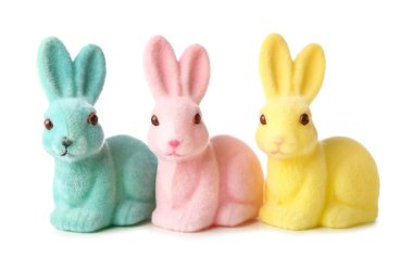 Beyaz arka planda güzel Paskalya tavşanları