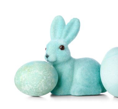 Güzel Paskalya tavşanı ve beyaz arka planda boyanmış yumurtalar.