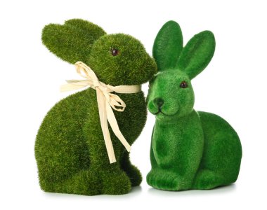 Beyaz arka planda güzel Paskalya tavşanları