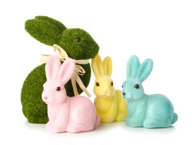 Beyaz arka planda güzel Paskalya tavşanları