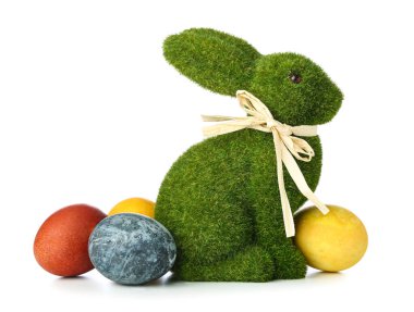 Güzel Paskalya tavşanı ve beyaz arka planda boyanmış yumurtalar.