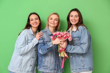 Yeşil arka planda çiçekli güzel kadınlar. Uluslararası Kadınlar Günü kutlamaları