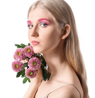 Yaratıcı makyajlı güzel bir kadın beyaz arka planda çiçek demeti tutuyor.