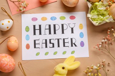 Güzel Paskalya kompozisyonu tebrik kartı, renkli yumurta, tavşan ve çiçeklerle yakın plan,