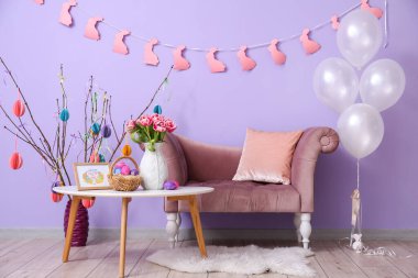 Paskalya kutlaması için dekore edilmiş odanın şık iç dekorasyonu.