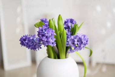 Işık odasında çiçekli vazo