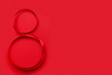 Kırmızı arkaplanda Uluslararası Kadınlar Günü kutlamaları için 8 numaralı figür ile kompozisyon