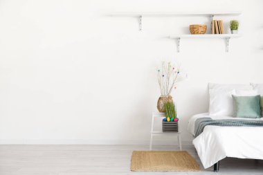 Merdiven, ağaç dalları ve Paskalya yumurtalarıyla aydınlık yatak odasının içinde.