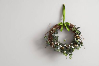 Işık duvarında güzel Paskalya çelengi