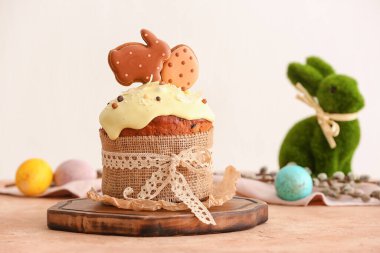 Masada kurabiyelerle süslenmiş lezzetli Paskalya pastası olan ahşap tahta tahta.