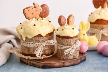 Lezzetli paskalya pastalarıyla ahşap tahta masa üzerinde kurabiyeler.