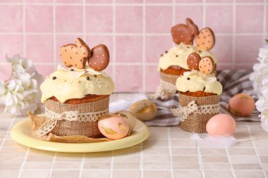 Lezzetli Paskalya pastaları kurabiyeler ve rengarenk yumurtalarla süslenmiş.