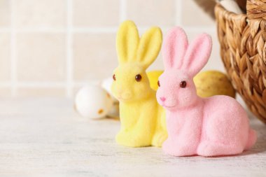 Güzel Paskalya tavşanları masada, yakın plan.