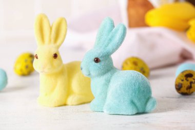 Sevimli Paskalya tavşanları masada, yakın plan.