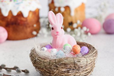 Paskalya tavşanı ve yumurtalı yuva, yakın plan.