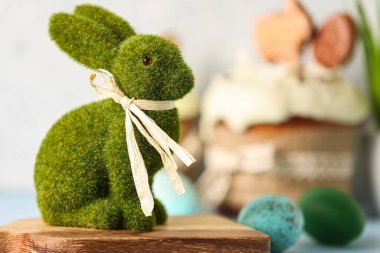 Yeşil Paskalya tavşanlı ahşap tahta, yakın plan.