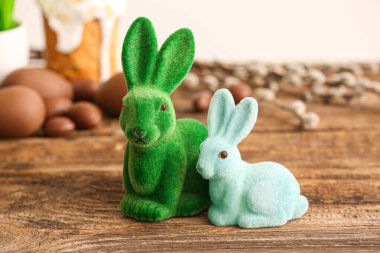 Tahta masadaki güzel Paskalya tavşanları