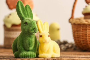 Ahşap masada şirin Paskalya tavşanları, yakın plan.