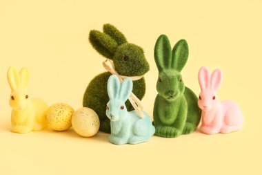 Renkli arka planda farklı Paskalya tavşanları ve yumurtaları