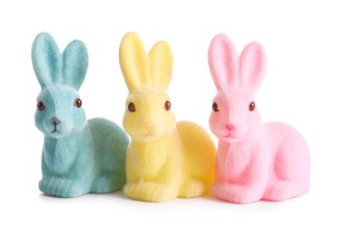 Beyaz arka planda izole edilmiş farklı Paskalya tavşanları