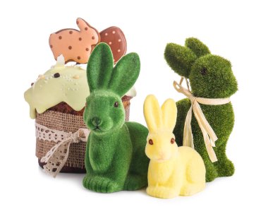 Tatlı Paskalya tavşanları ve beyaz arka planda lezzetli pastalar.