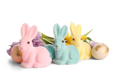 Beyaz arka planda Paskalya tavşanları ve yumurtalar