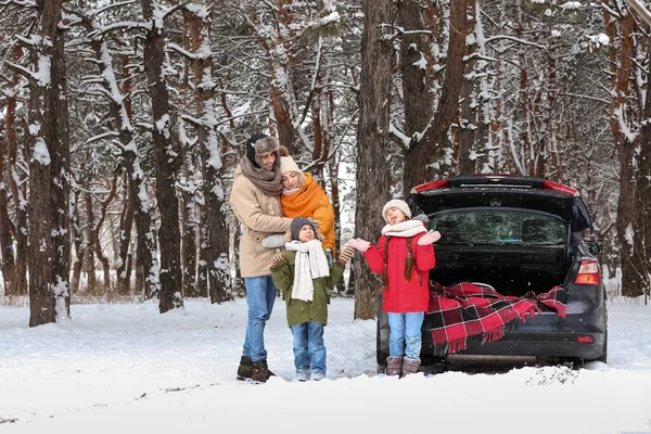 Happy Family Car Forest Snowy Winter Day — Stock Photo, Image