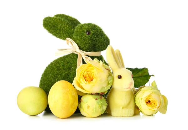 Mooie Paashaas Bloemen Beschilderde Eieren Witte Achtergrond — Stockfoto