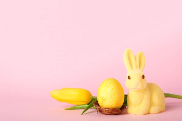 Прекрасный Пасхальный Кролик Цветок Тюльпана Окрашенные Яйца Розовом Фоне — стоковое фото