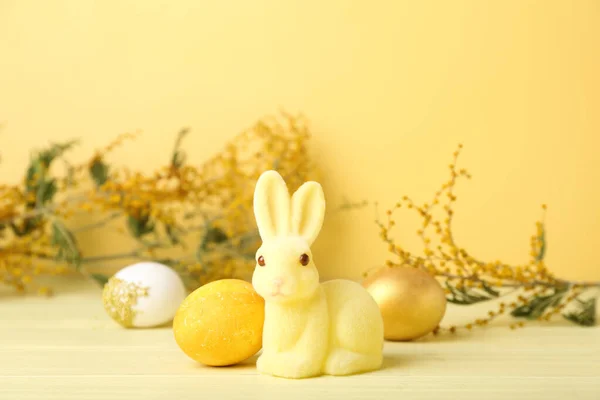 Beau Lapin Pâques Oeufs Peints Sur Fond Jaune — Photo