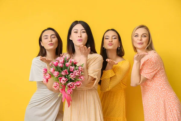 Прекрасні Жінки Букетом Квітів Пурхають Поцілунком Жовтому Тлі Міжнародний Жіночий — стокове фото