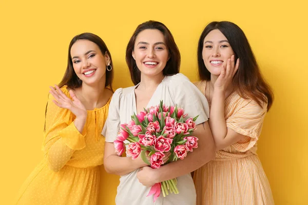 Hermosas Mujeres Con Ramo Flores Sobre Fondo Amarillo Celebración Del — Foto de Stock