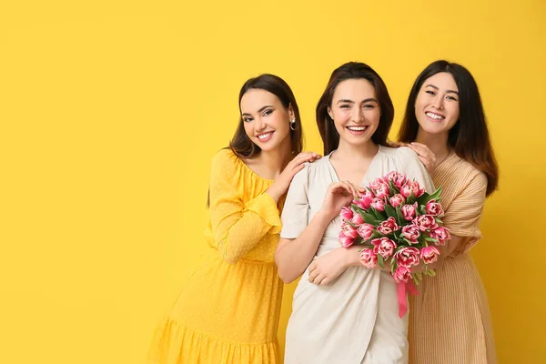 Hermosas Mujeres Con Ramo Flores Sobre Fondo Amarillo Celebración Del — Foto de Stock