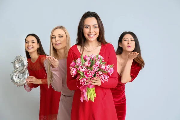 Çiçek Buketi Balonlu Güzel Kadınlar Açık Arkaplanda Şekil Uluslararası Kadınlar — Stok fotoğraf