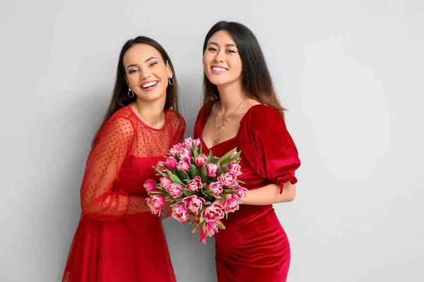 Mooie Vrouwen Met Boeket Bloemen Lichte Achtergrond Internationale Vrouwendag Viering — Stockfoto