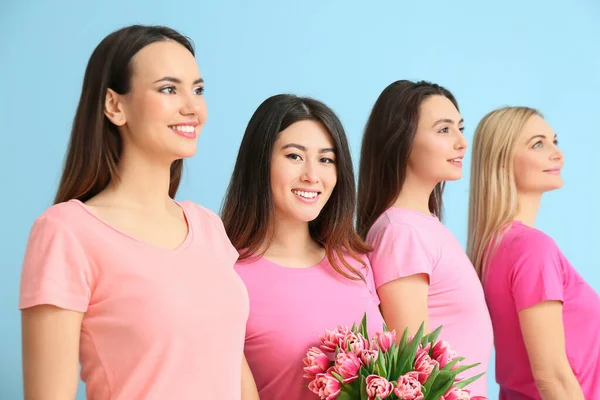 Vackra Kvinnor Med Bukett Blommor Blå Bakgrund Internationella Kvinnodagen Firas — Stockfoto