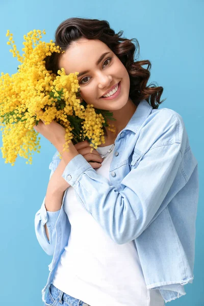 Όμορφη Νεαρή Γυναίκα Μπουκέτο Λουλούδια Μιμόζα Μπλε Φόντο — Φωτογραφία Αρχείου