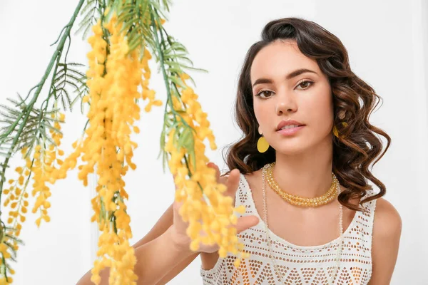 Vacker Ung Kvinna Med Mimosa Blommor Vit Bakgrund — Stockfoto
