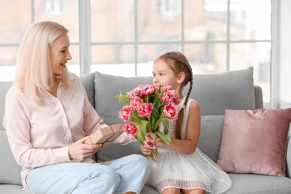 Kleines Mädchen Begrüßt Großmutter Hause Internationalen Frauentag Mit Tulpen — Stockfoto