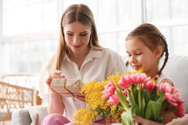 Young Woman Her Little Daughter Gift Flowers Home Holiday — Stock Photo, Image