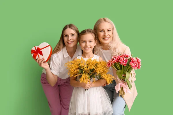 Giovane Donna Con Sua Bambina Madre Regali Sfondo Verde Giornata — Foto Stock