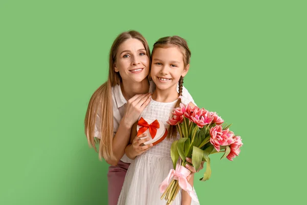 Menina Com Sua Mãe Presentes Fundo Verde — Fotografia de Stock