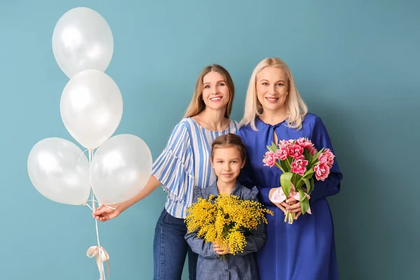 Jovem Sua Filhinha Mãe Com Flores Balões Fundo Azul — Fotografia de Stock