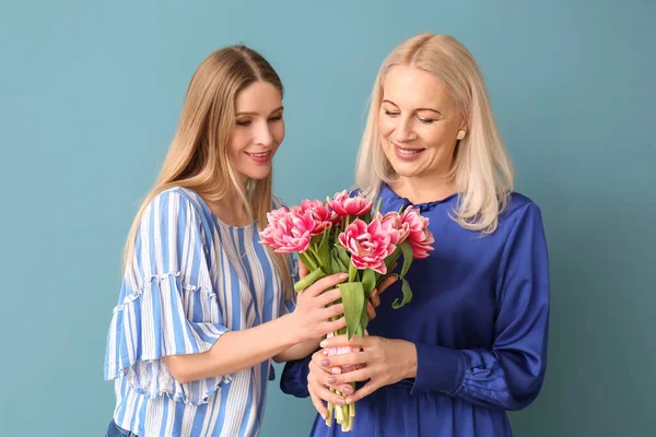 Giovane Donna Con Madre Bouquet Tulipani Sfondo Blu — Foto Stock