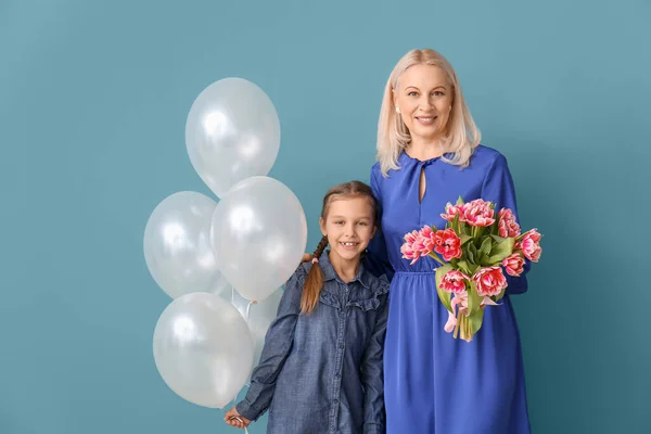 Klein Meisje Haar Oma Met Tulpen Ballonnen Blauwe Achtergrond Internationale — Stockfoto