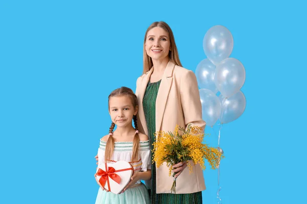 Klein Meisje Met Haar Moeder Geschenken Blauwe Achtergrond — Stockfoto